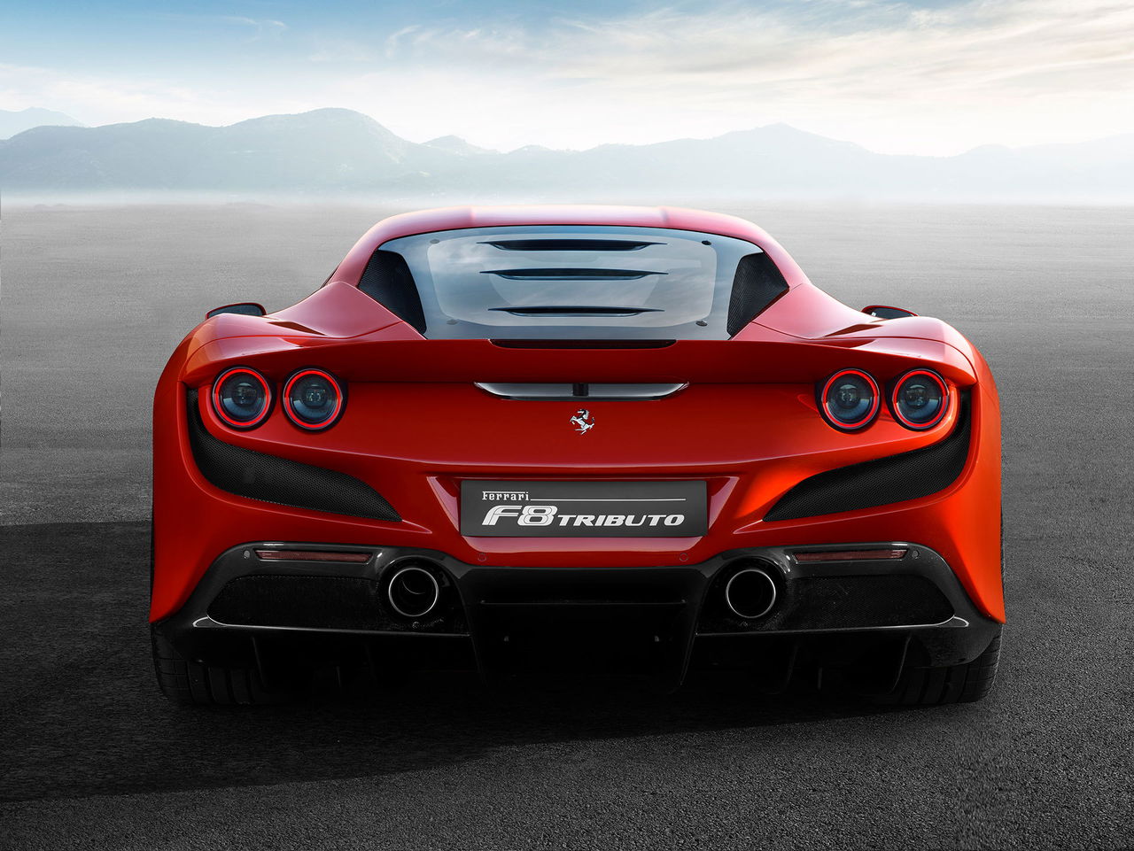 Vista trasera del Ferrari F8 mostrando su diseño aerodinámico y faros.