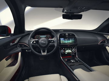 Jaguar Xe 2019 2 Interior