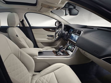 Jaguar Xe 2019 3 Interior