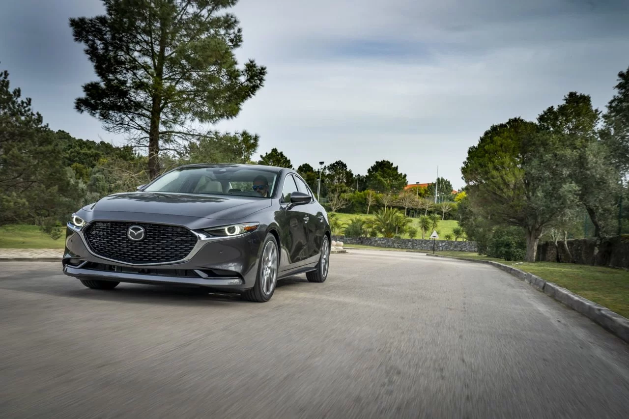 Mazda3 2019 Sedan Machinegrey Frontal 01