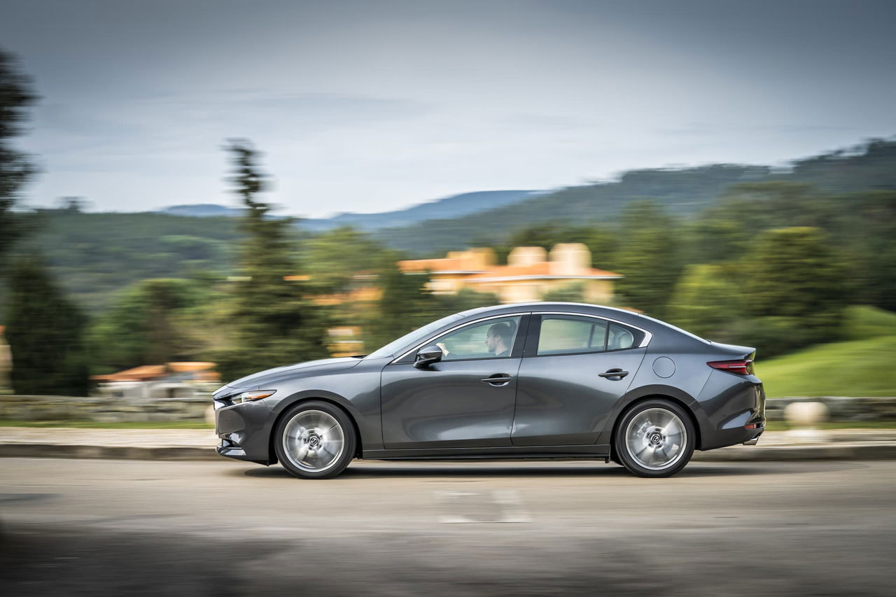 Mazda3 2019 Sedan Machinegrey Lateral 02