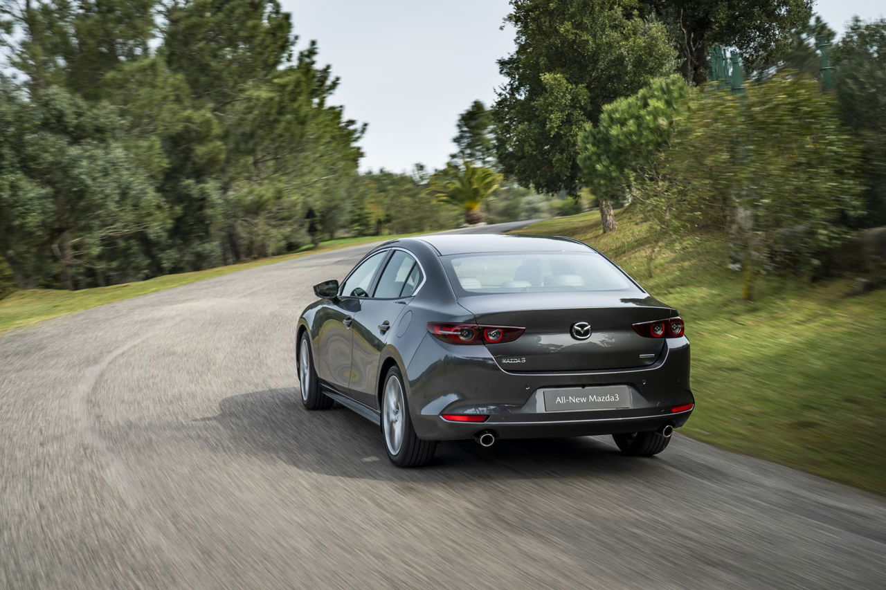 Mazda3 2019 Sedan Machinegrey Trasera 01