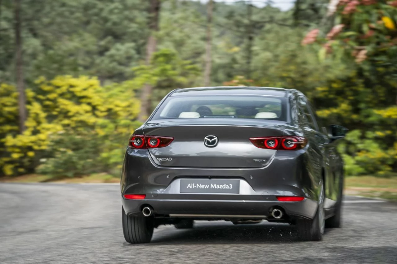 Mazda3 2019 Sedan Machinegrey Trasera 02