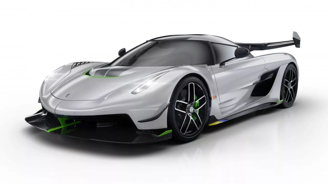 Vista angular del Koenigsegg Jesko destacando su diseño aerodinámico.