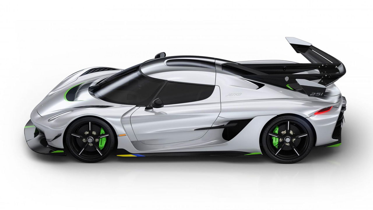 Vista lateral del Koenigsegg Jesko mostrando su perfil aerodinámico.