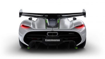 Vista trasera del Koenigsegg Jesko destacando su alerón y escape.