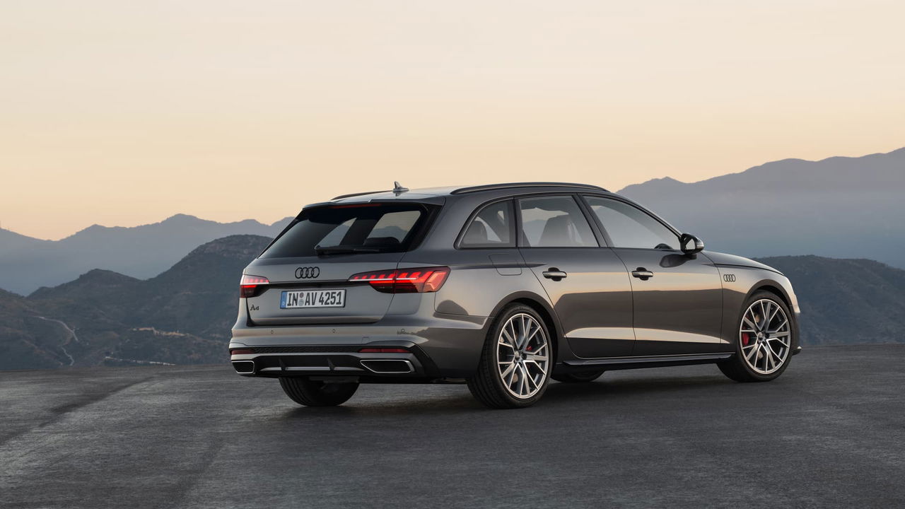 Vista angular trasera del Audi A4 Avant, destacando su diseño deportivo.