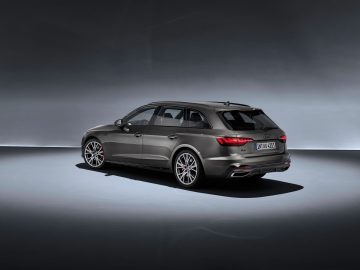 Vista elegante del Audi A4 Avant resaltando su diseño y líneas laterales.