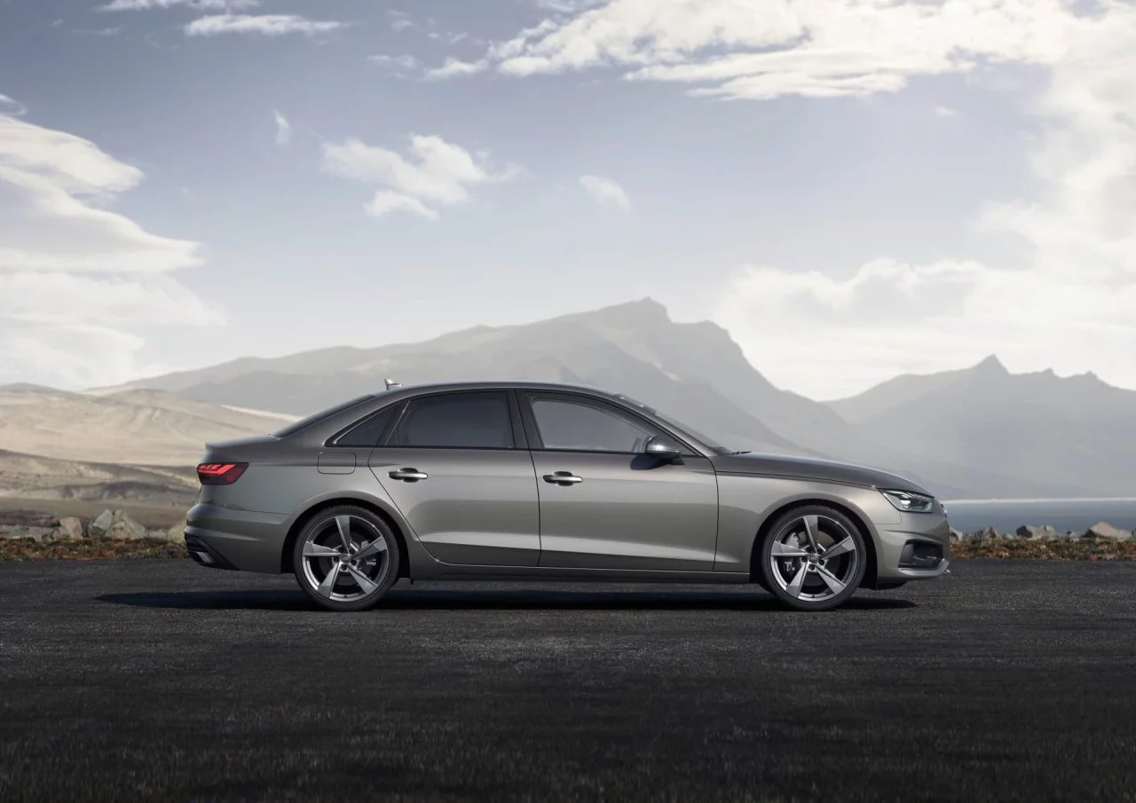 Vista lateral del Audi A4 Limousine que destaca su línea y diseño aerodinámico.