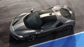 Vista aérea del Ferrari SF90 que muestra su diseño de techo y silueta lateral.