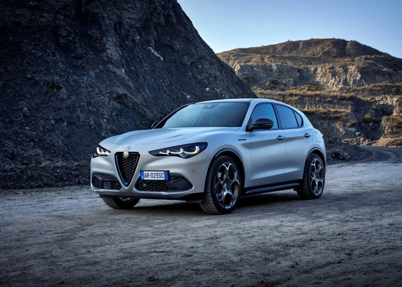 Vista del Alfa Romeo Stelvio apreciando su icónica parrilla y perfil dinámico.