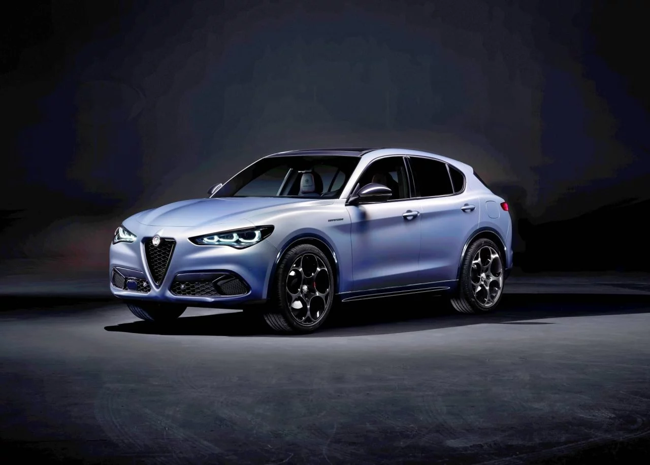 Perfil elegante y deportivo del Alfa Romeo Stelvio.