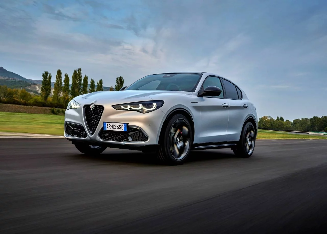 Vista delantera y lateral del Alfa Romeo Stelvio resaltando su diseño distintivo.