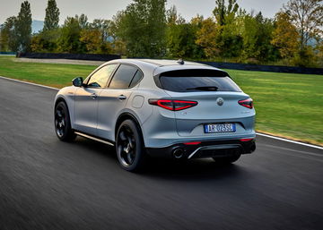 Vista trasera y lateral del Alfa Romeo Stelvio destacando su diseño deportivo.