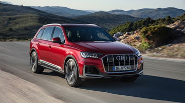 Vista dinámica del Audi Q7 rojo enfatizando su robustez y diseño.