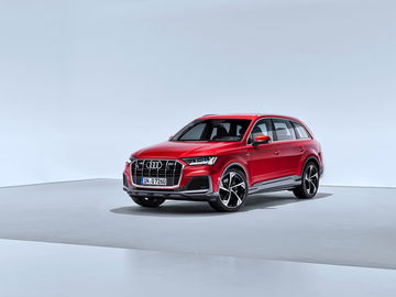 Vista lateral del Audi Q7 en color rojo, destacando su diseño y aerodinámica.