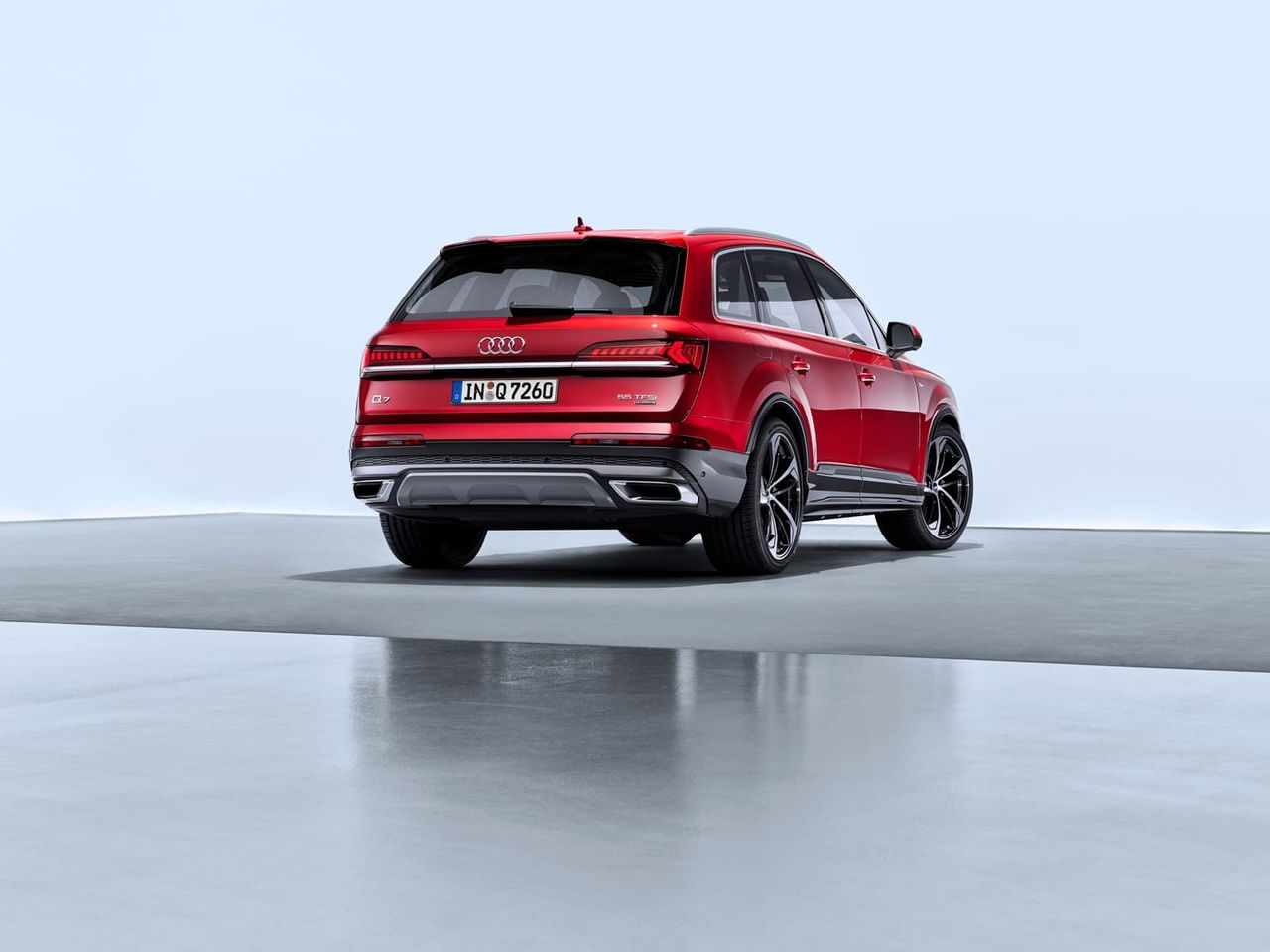 Vista trasera del Audi Q7 destacando su diseño de pilotos y líneas dinámicas