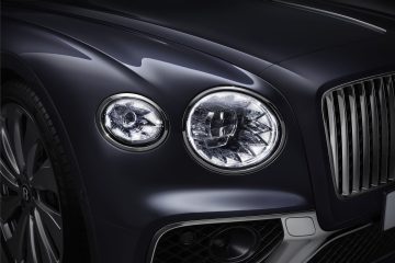 Vista en detalle de los impresionantes faros LED del Bentley Flying Spur.