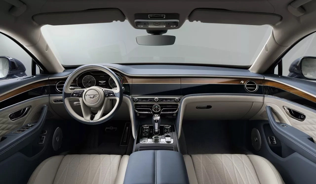 Cabina delantera del Bentley Flying Spur mostrando volante y consola central.