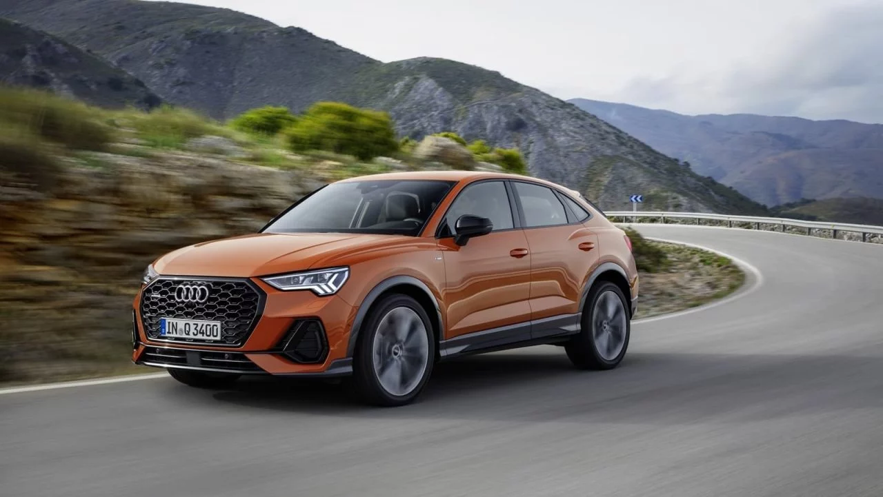 Vista lateral del Audi Q3 Sportback en carretera