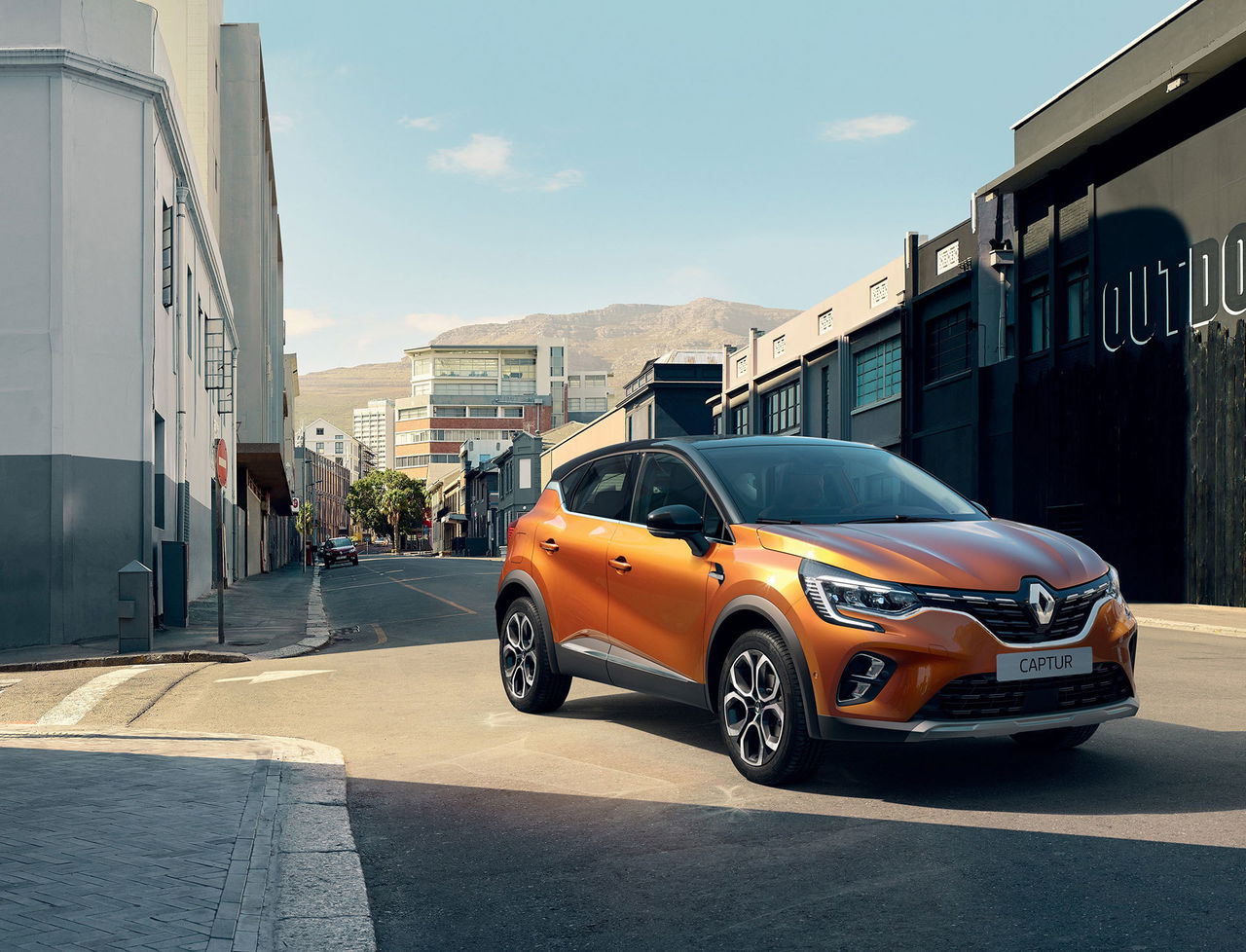 Vista lateral del Renault Captur 2019 en color Naranja Atacama.