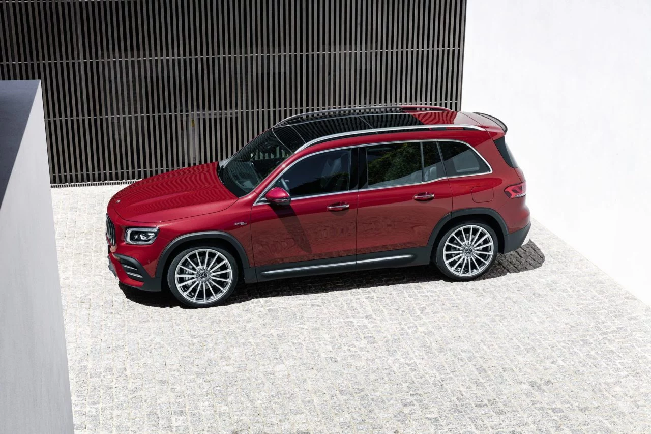 Konkurrenzlos In Seiner Klasse: Der Neue Glb 35 4matic Kombiniert Mit Einer Hohen Variabilität, Viel Platz Und Mit Hohem Fahrspaß Unrivalled In Its Class: The New Glb 35 4matic Combines Great Variability And Plenty Of Space With Sheer Driving Pleasure