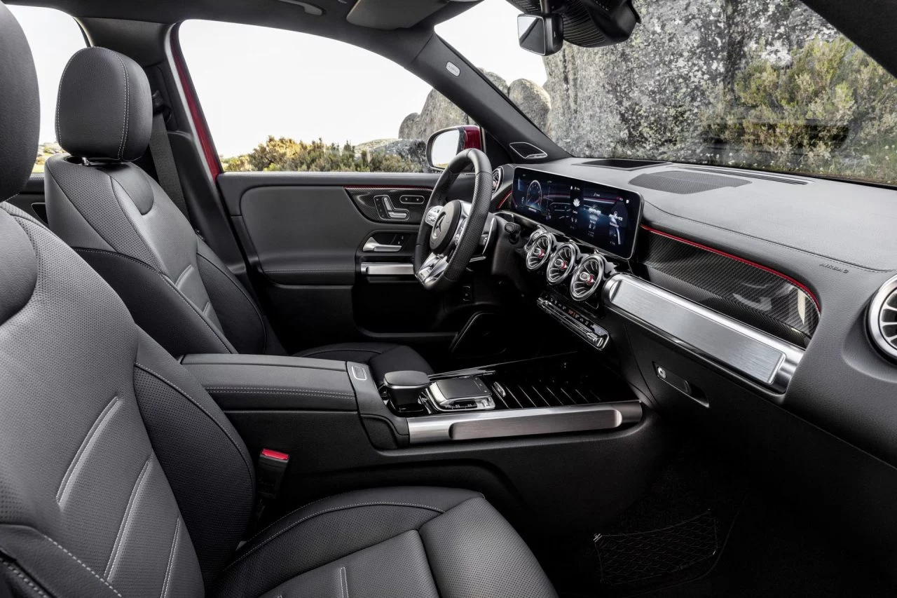 Konkurrenzlos In Seiner Klasse: Der Neue Glb 35 4matic Kombiniert Mit Einer Hohen Variabilität, Viel Platz Und Mit Hohem Fahrspaß Unrivalled In Its Class: The New Glb 35 4matic Combines Great Variability And Plenty Of Space With Sheer Driving Pleasure