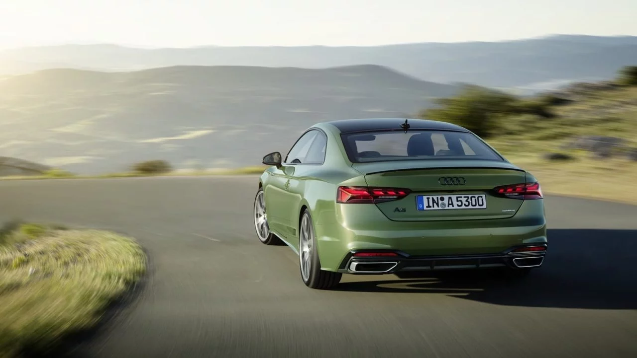 Vista dinámica del Audi A5 Coupé destacando su diseño aerodinámico.