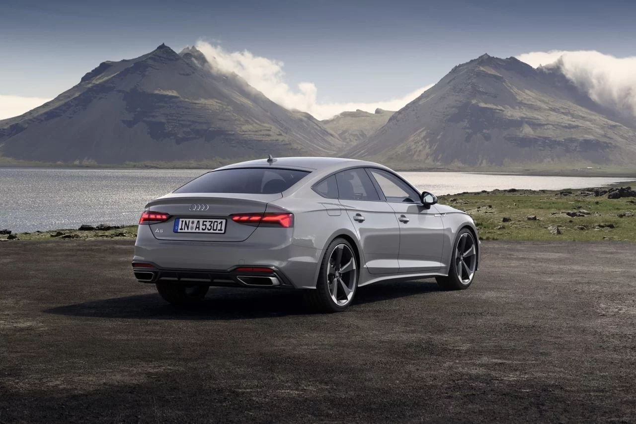 Vista trasera y lateral del Audi A5 Sportback, destacando su elegante diseño.