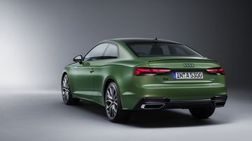 Vista trasera y lateral del Audi A5 en color verde.