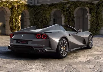 Vista trasera y lateral del Ferrari 812 GTS, resaltando su elegante diseño.