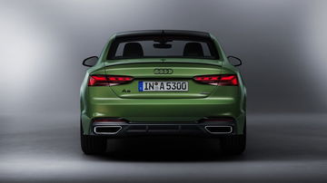 Vista trasera del Audi A5 Coupé destacando pilotos y diseño de la zaga.