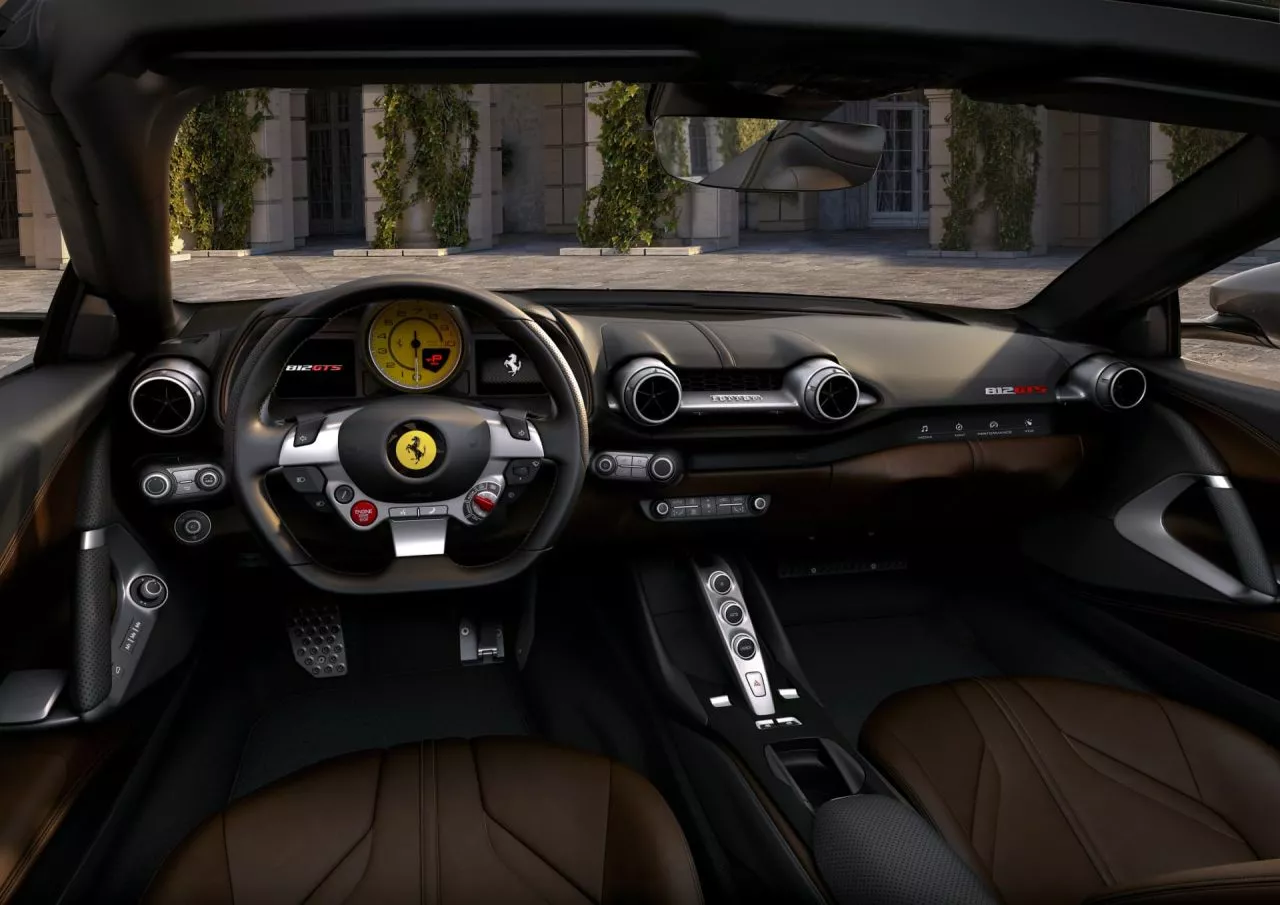 Vista del volante y panel de instrumentos del Ferrari 812 GTS.