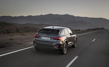 Vista dinámica del Audi Q3 Sportback mostrando su diseño lateral y zaga.