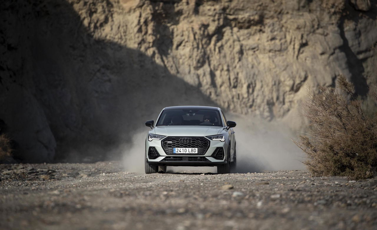 Audi Q3 Sportback mostrando su robustez y dinamismo en terreno irregular.