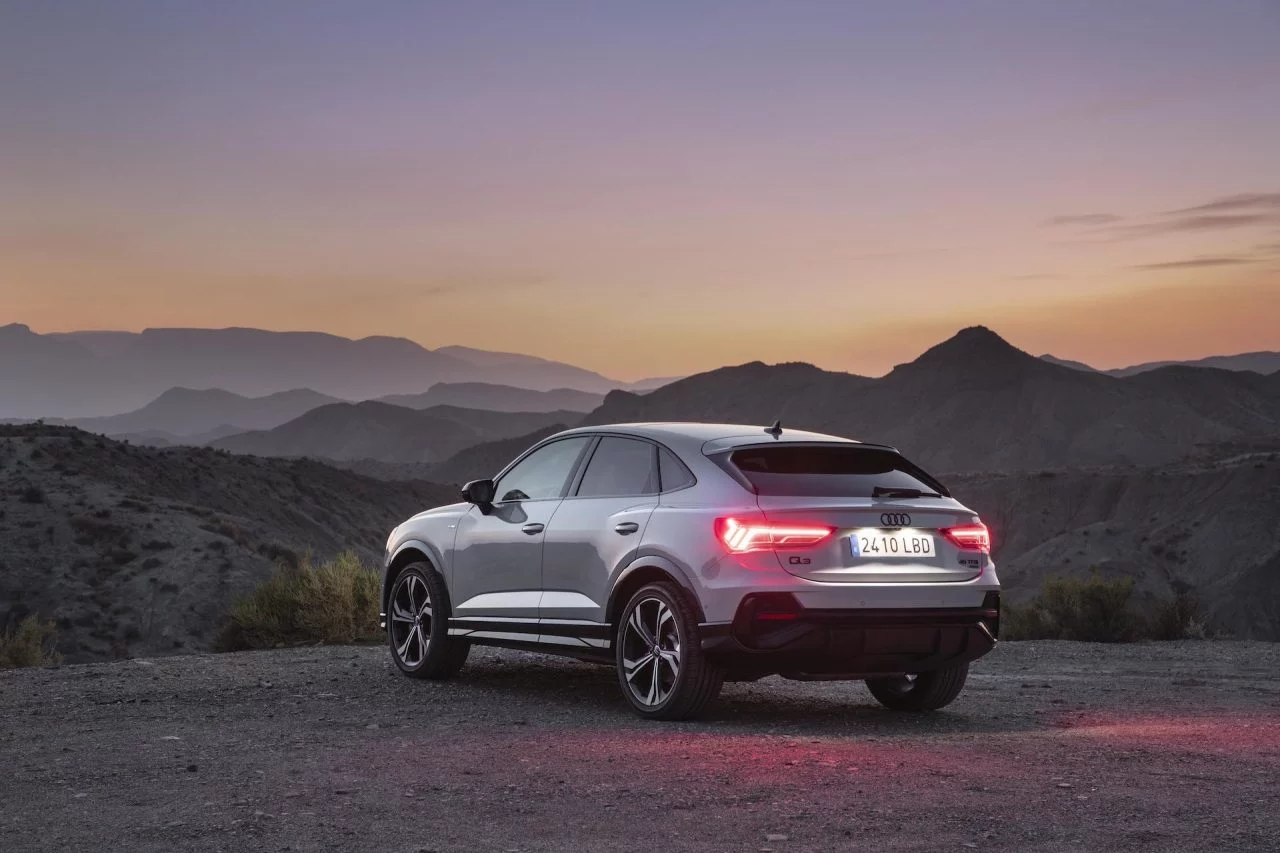 Vista trasera y lateral del Audi Q3 Sportback al atardecer