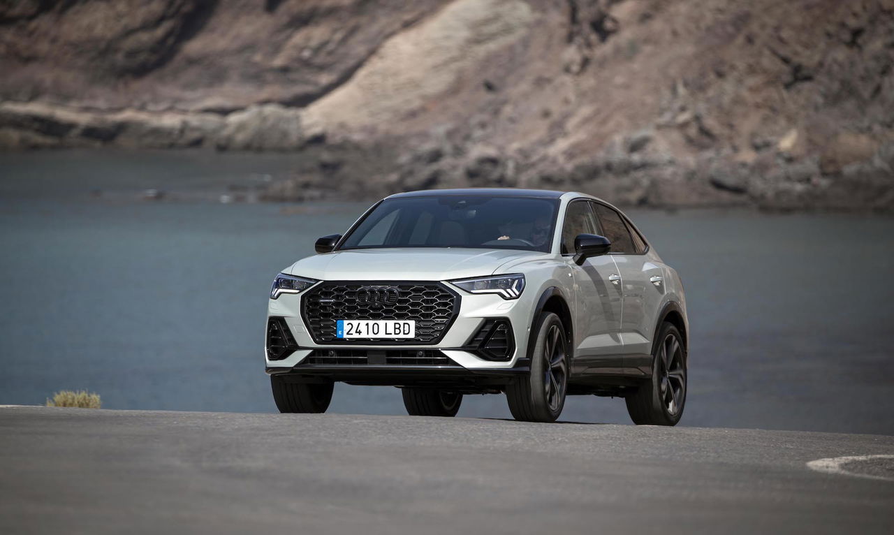 Vista frontal y lateral del Audi Q3 Sportback, enfatizando su diseño dinámico.