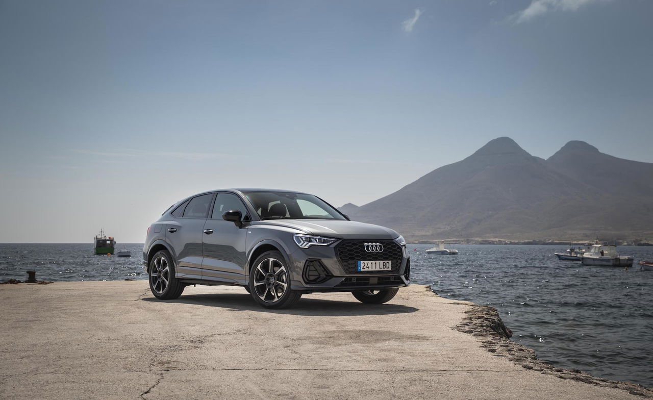 Vista angular del Audi Q3 Sportback destacando su diseño dinámico.