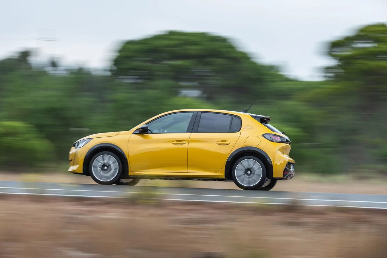 Peugeot 208 Gt Line 2019 Amarillo 03