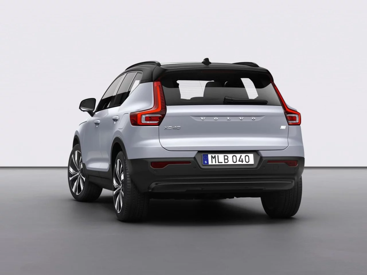 Volvo Xc40 Recharge P8 Awd In Glacier Silver