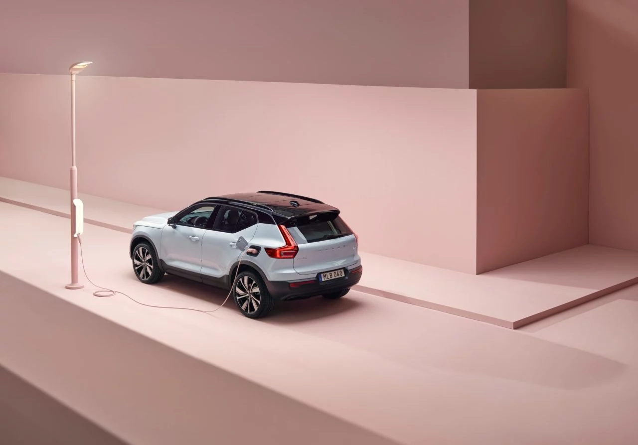 Volvo Xc40 Recharge P8 Awd In Glacier Silver