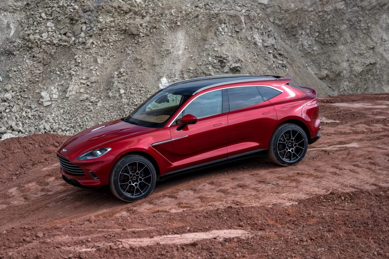 Vista lateral del Aston Martin DBX destacando su línea deportiva.