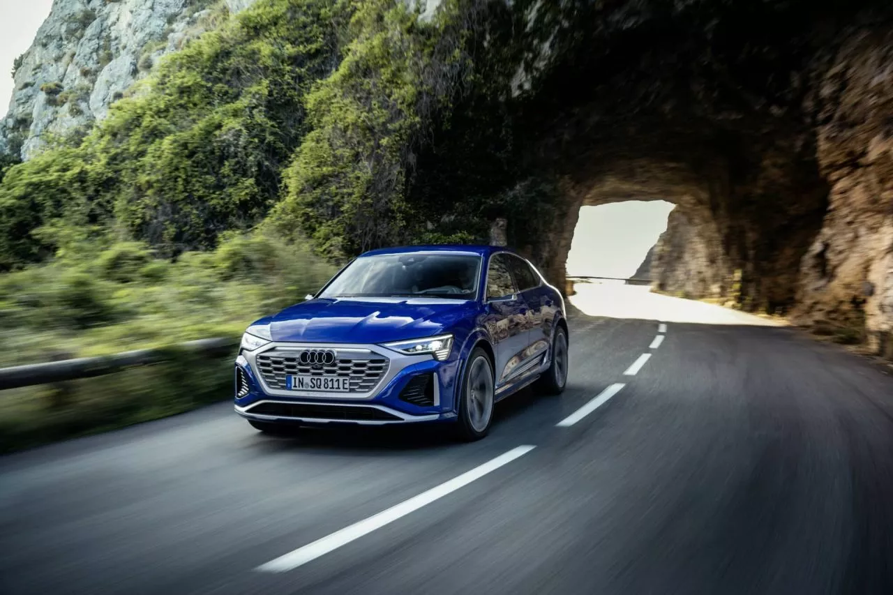 Vista dinámica del Audi Q8 Sportback e-tron destacando su frontal agresivo y líneas fluidas.