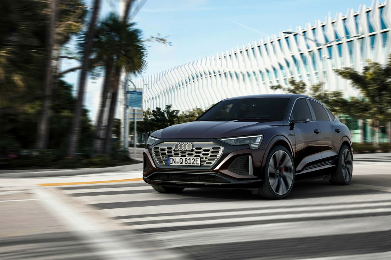 Vista dinámica del Audi Q8 Sportback e-tron destacando su diseño frontal y lateral.