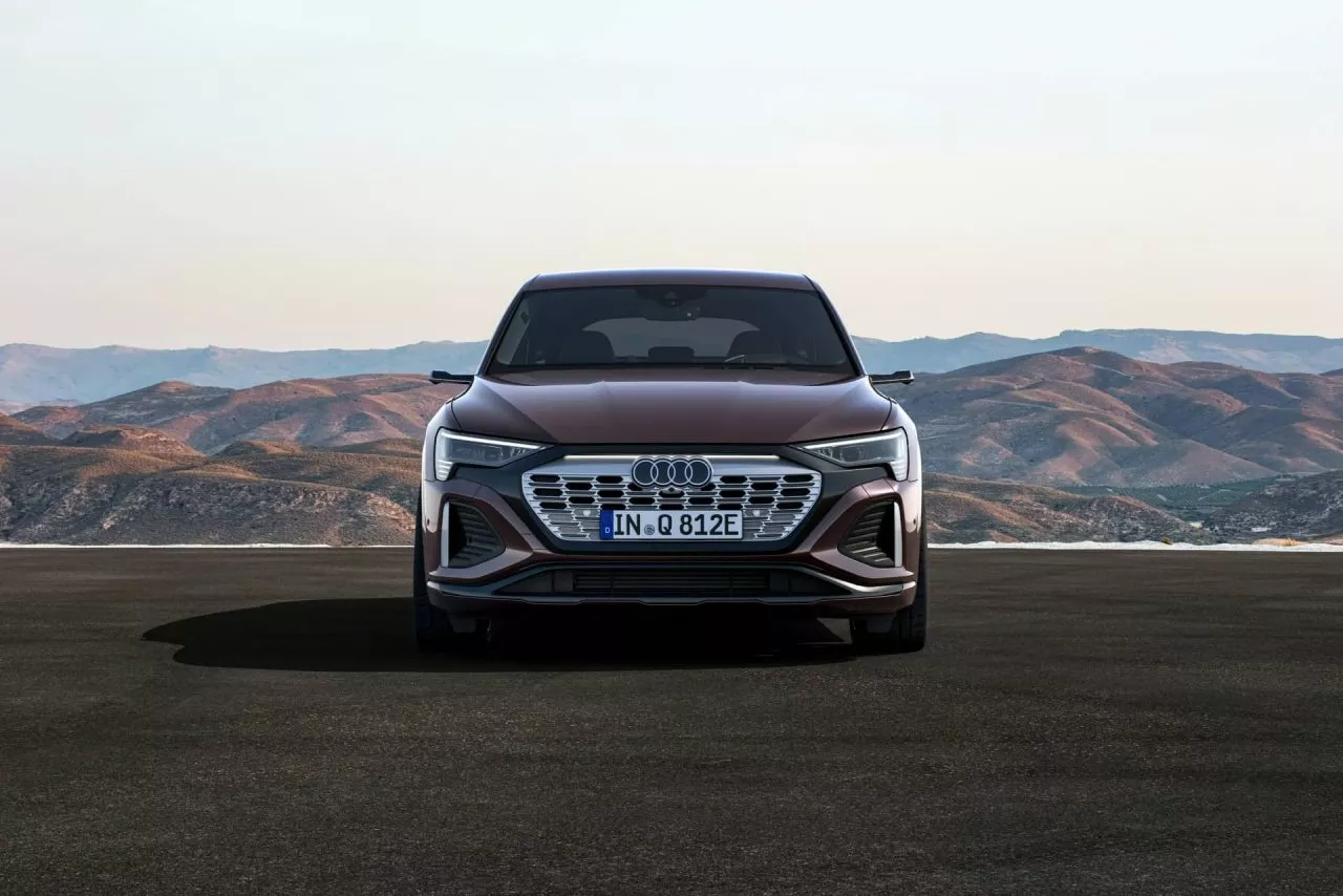 Vista frontal del Audi Q8 Sportback e-tron destacando su parrilla y faros.