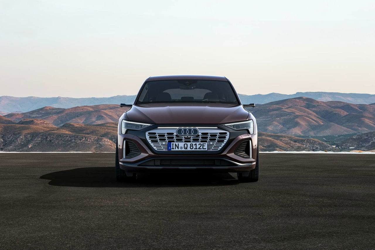 Vista frontal del Audi Q8 Sportback e-tron destacando su parrilla y faros.