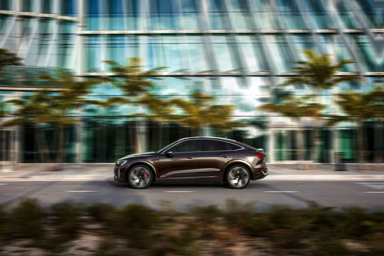 Vista lateral del Audi Q8 Sportback e-tron mostrando sus líneas dinámicas.