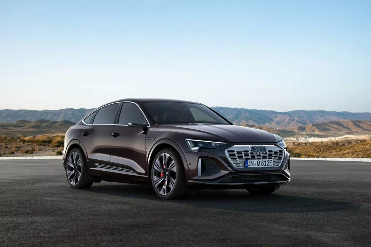 Vista lateral del Audi Q8 Sportback e-tron mostrando su diseño aerodinámico.