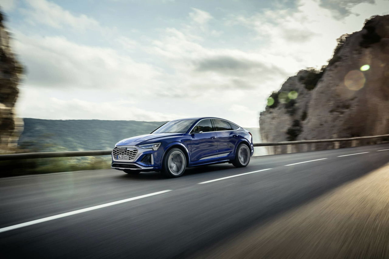 Vista lateral del Audi Q8 Sportback e-tron mostrando su elegante silueta.