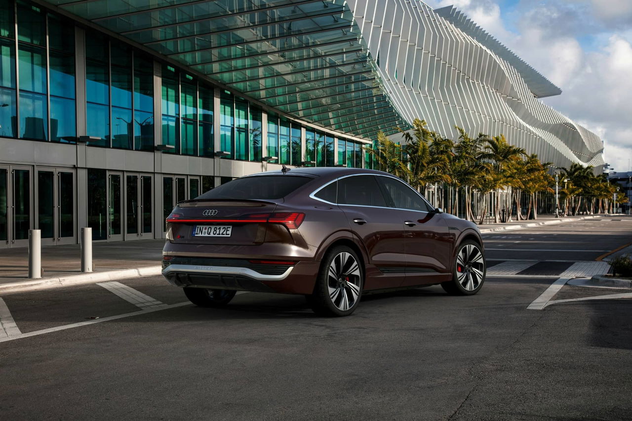 Vista trasera y lateral del Audi Q8 Sportback e-tron en entorno urbano